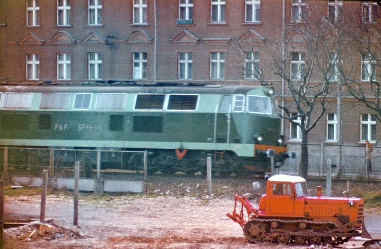 Grudzidz, SP45-116 rusza z pocigiem osobowym