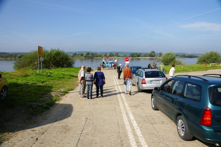 Kolejka samochodw oczekujcych na przepraw w Korzeniewie