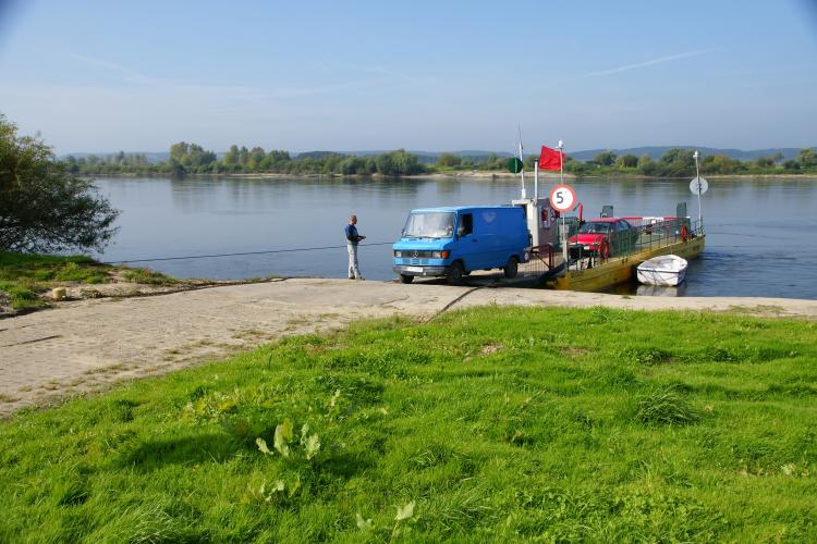 Samochody opuszczajce pokad promu w Korzeniewie